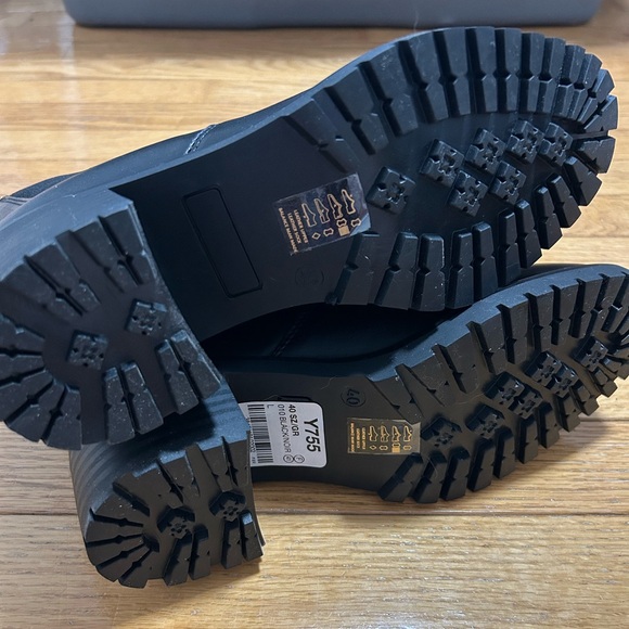 Le Chateau Leather Boots - Picture 6 of 8